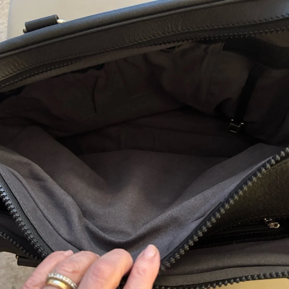 Harry’s of London Mens Double Zipped Black Leather Bag with Top Handles & Strap.